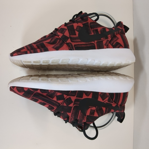 Nike women's Roshe One Print, red and black shoes, size 7.5 - Picture 8 of 11